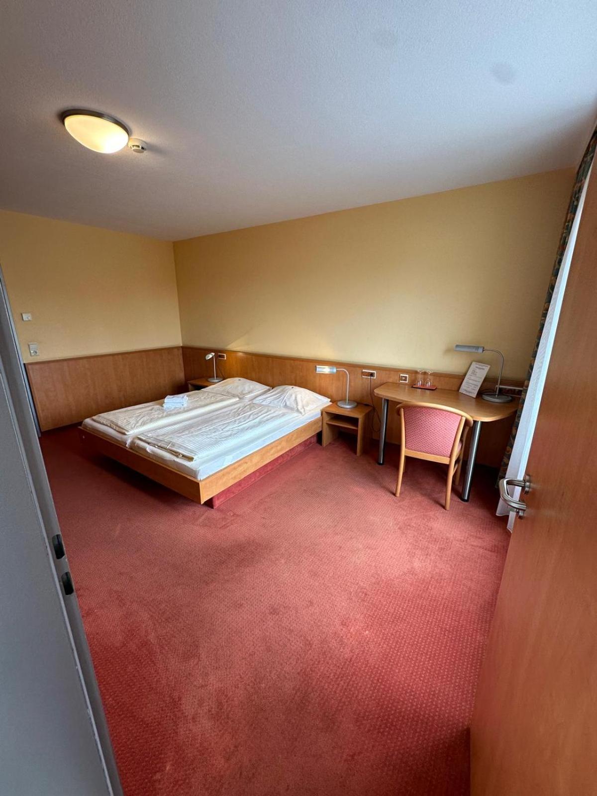 Gasthaus - Hotel Neue Post Meitingen Kültér fotó