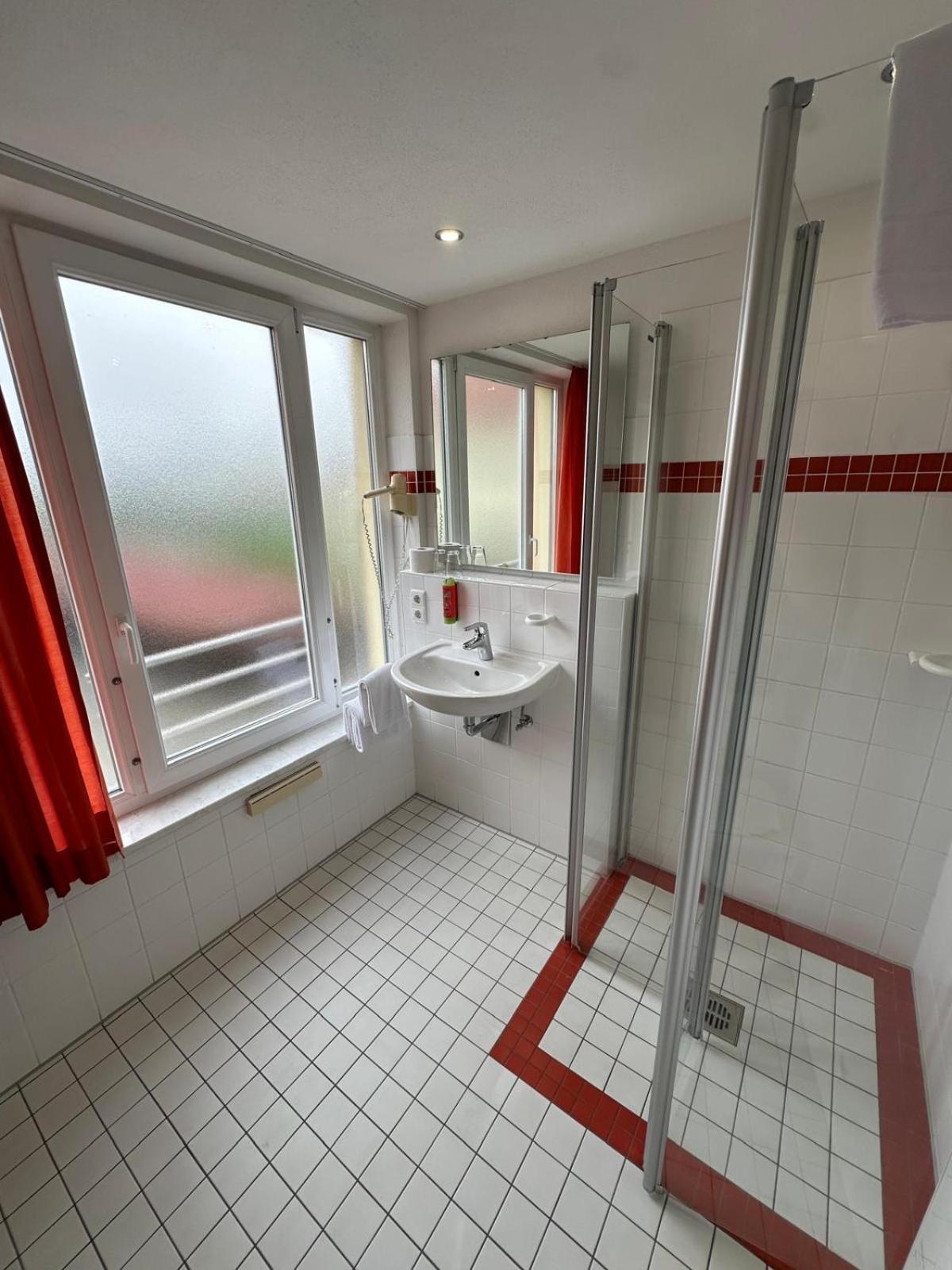 Gasthaus - Hotel Neue Post Meitingen Kültér fotó